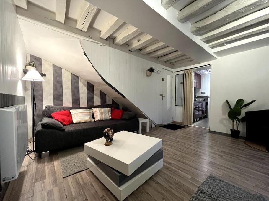 ein Wohnzimmer mit Sofa und Tisch in der Unterkunft The Red and Black retreat - Fontainebleau Center in Fontainebleau