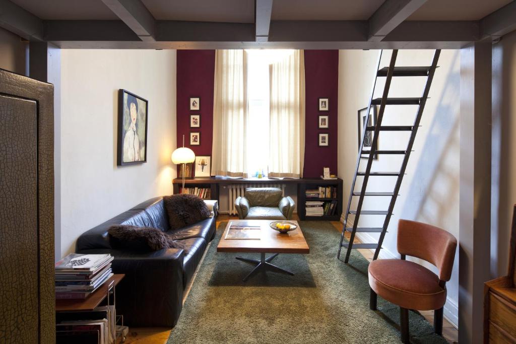 ein Wohnzimmer mit einem Sofa und einer Leiter in der Unterkunft Hadley's Bed and Breakfast in Hamburg