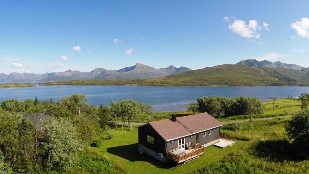 an aerial view of a house with a lake at Midt i Lofoten in Alstad
