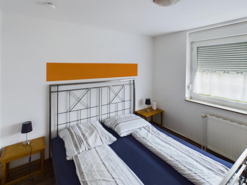 Schlafzimmer mit einem Bett und einem Fenster in der Unterkunft Alsdorf 3 in Alsdorf