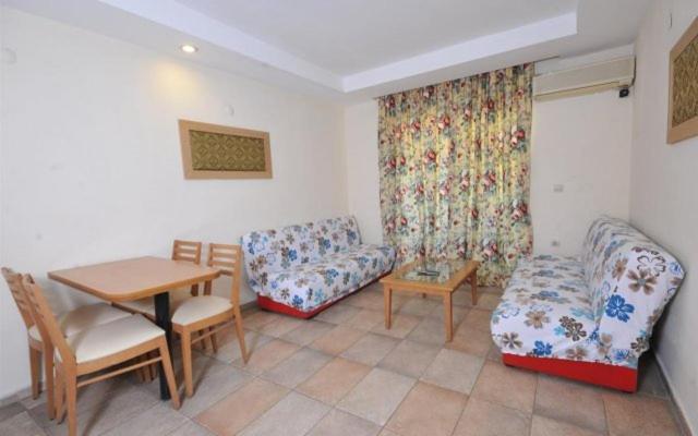 Sala de estar con 2 sofás y mesa en GREENPARK APARTMENTS, en Marmaris