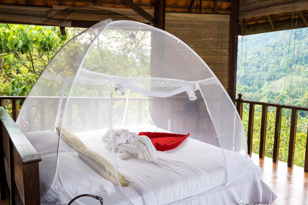 Postel nebo postele na pokoji v ubytování Wanakaset Forest Glamping