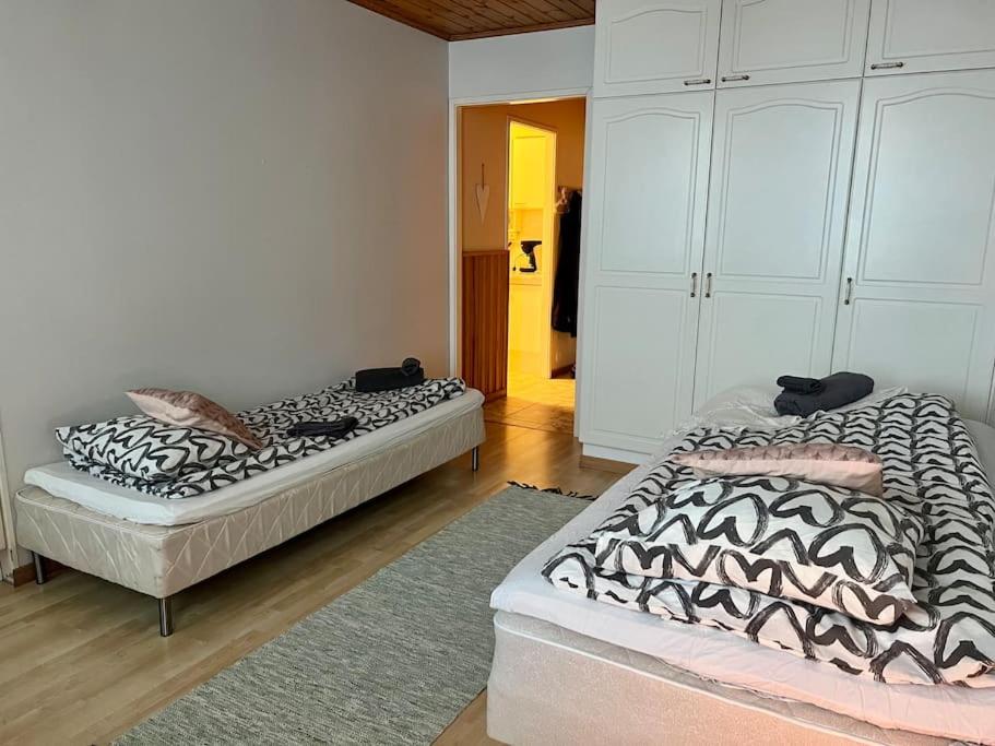 two beds sitting next to each other in a room at Apartment Isokatu2 in Kokkola