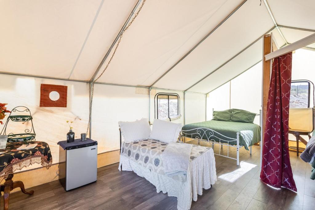 Postel nebo postele na pokoji v ubytování Silver Spur Homestead Luxury Glamping -The Tombstone