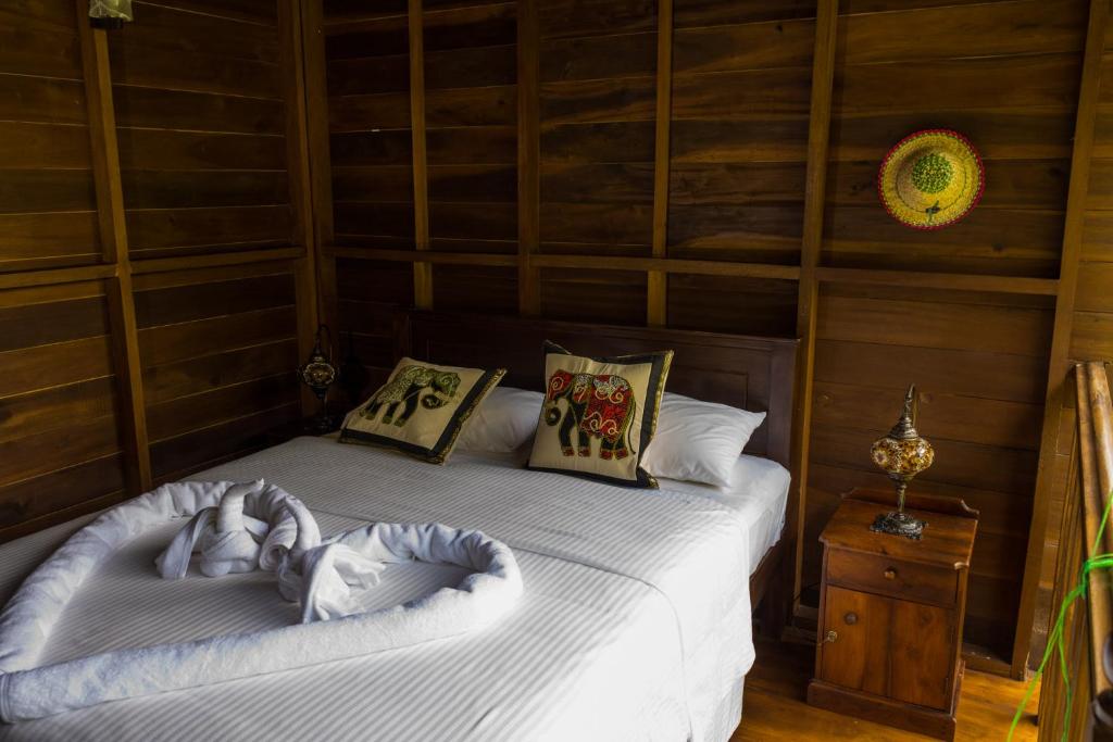 Postel nebo postele na pokoji v ubytování Wanakaset Forest Glamping