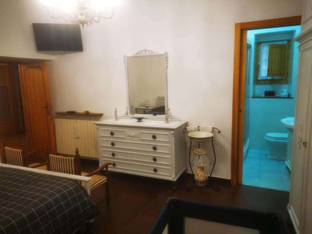 a bathroom with a sink and a mirror on a dresser at Trevi al Centro in Trevi