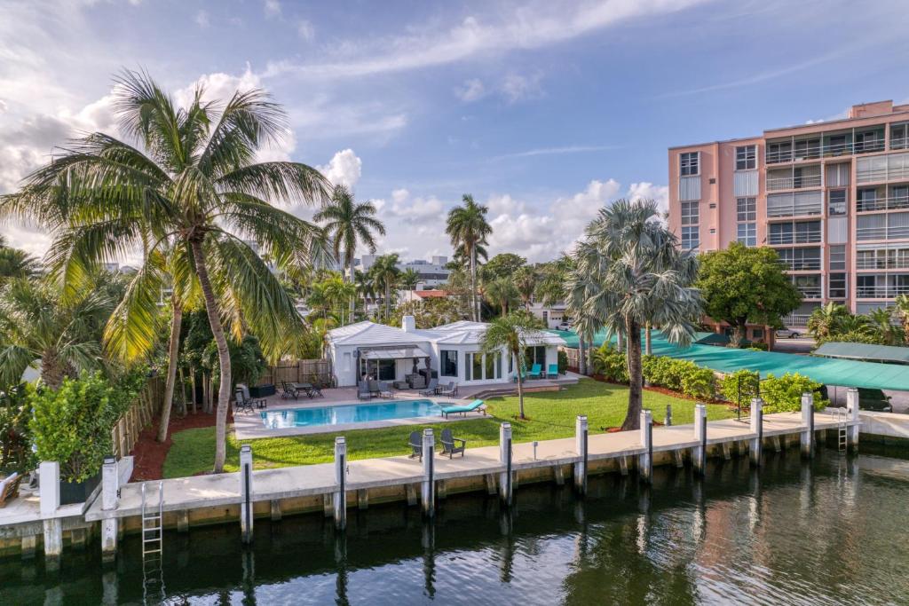 una casa en un muelle junto a un cuerpo de agua en Casa De Las Olas, en Fort Lauderdale