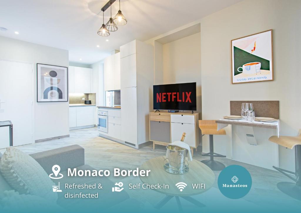 un soggiorno con TV e tavolo di Hypercentre - 2mn Monaco - Apart. Renovated a Beausoleil