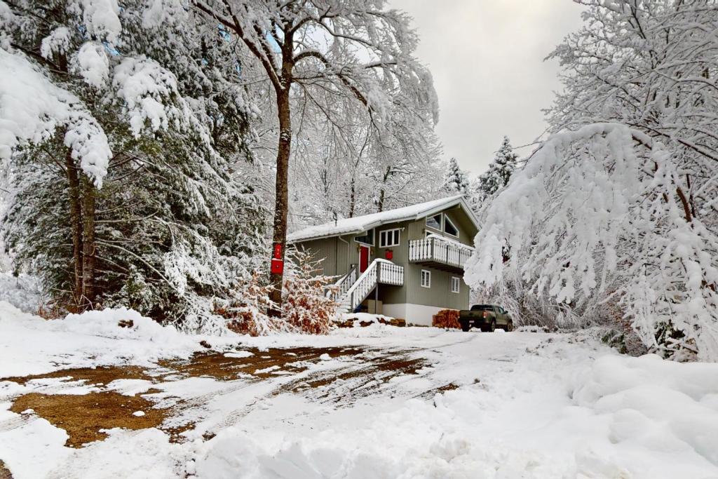 una casa è ricoperta di neve con alberi di Everlasting Memories a Bartlett