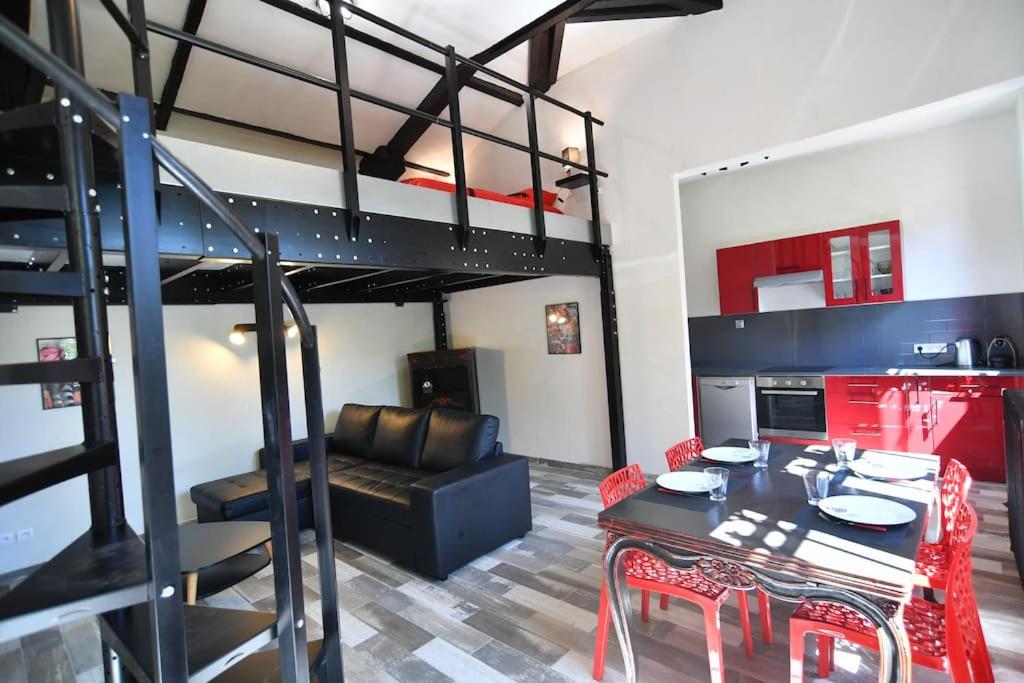 een kamer met een eettafel en een hoogslaper bij Loft idéalement placé Mer, Aéroport, Centre Ville in Nice