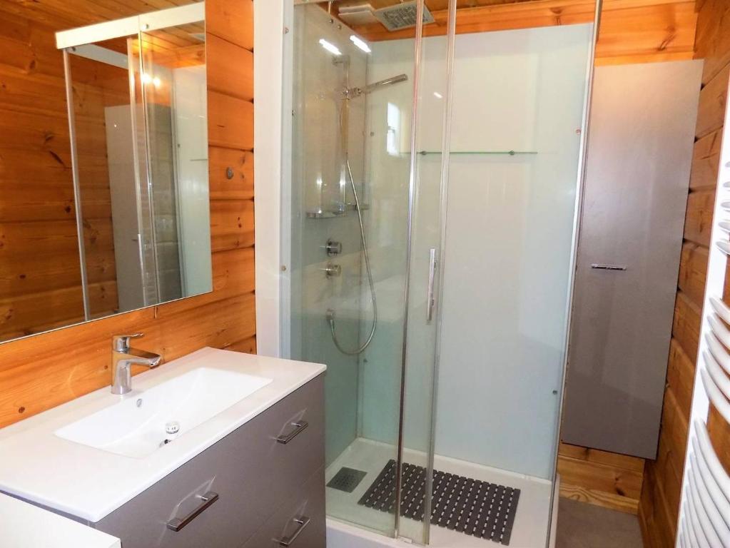 a bathroom with a sink and a shower at Les Mathes La Palmyre - MAISON CABANE des TRAPPEURS - PROCHE COMMERCES in Les Mathes