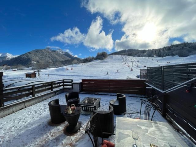 une piste de ski couverte de neige avec des personnes sur les pistes dans l'établissement Le Logis de Bamby, à Ancelle