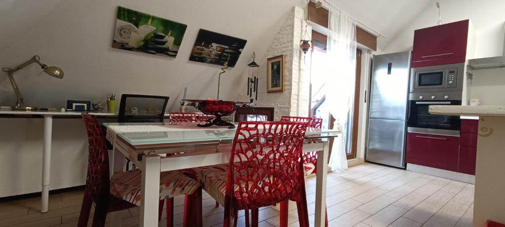 Kuchyň nebo kuchyňský kout v ubytování La Mansarda di Pero con terrazza