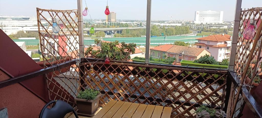 balcón con vistas a la ciudad en La Mansarda di Pero con terrazza, en Pero