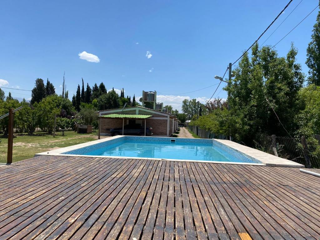 - une piscine au-dessus d'une terrasse en bois dans l'établissement Cabañas Vista Andes, à Luján de Cuyo