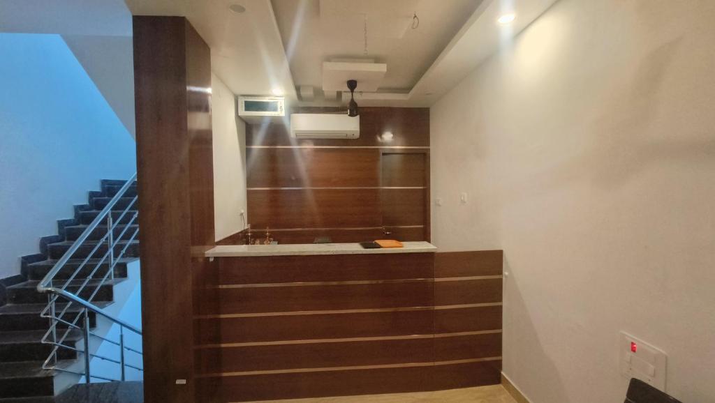 łazienka z klatką schodową i klatką schodową w obiekcie Fortune Residency w mieście Tiruvannamalai