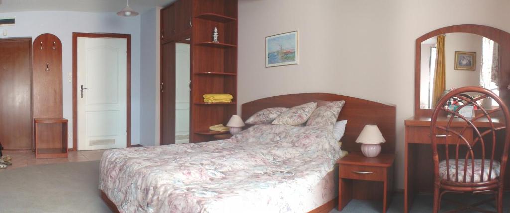 コウォブジェクにあるApartment Lux Mewaのベッドルーム1室(ベッド1台、テーブル、椅子付)