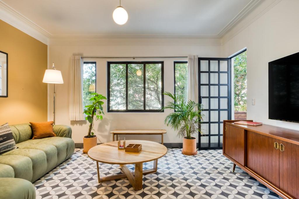 un salon avec un canapé et une télévision dans l'établissement DINAMARCA By Mr W, à Mexico