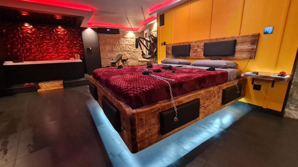 Postel nebo postele na pokoji v ubytování LOVEROOM "Des Chaines Les Passions"