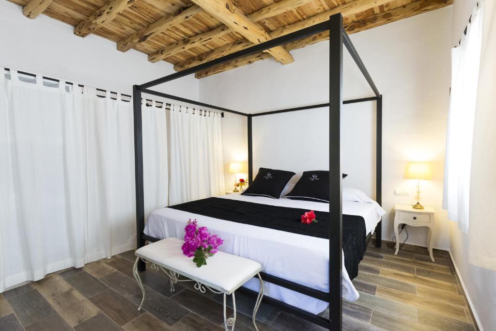 Postel nebo postele na pokoji v ubytování Agroturismo Can Guillem