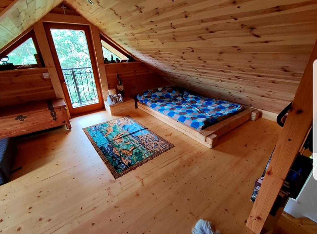 an overhead view of a bedroom in a log cabin at Alpakowy raj in Nowy Targ