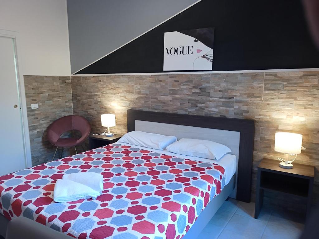 een slaapkamer met een bed met een kleurrijk dekbed bij Villa Gelsomino Garden in Florence