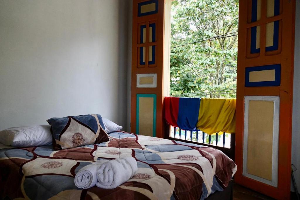 Una cama o camas en una habitación de HOSTAL CASA VICTORIA PIJAO