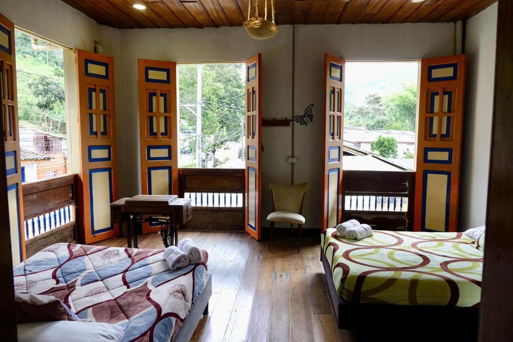 Una cama o camas en una habitación de HOSTAL CASA VICTORIA PIJAO