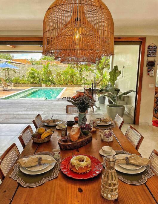 einen Esstisch mit Essen darüber in der Unterkunft Casa Jacarandá in Alto Paraíso de Goiás