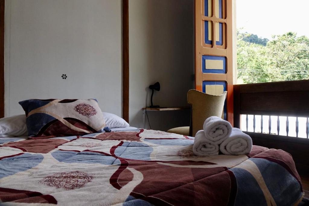 Una cama o camas en una habitación de HOSTAL CASA VICTORIA PIJAO