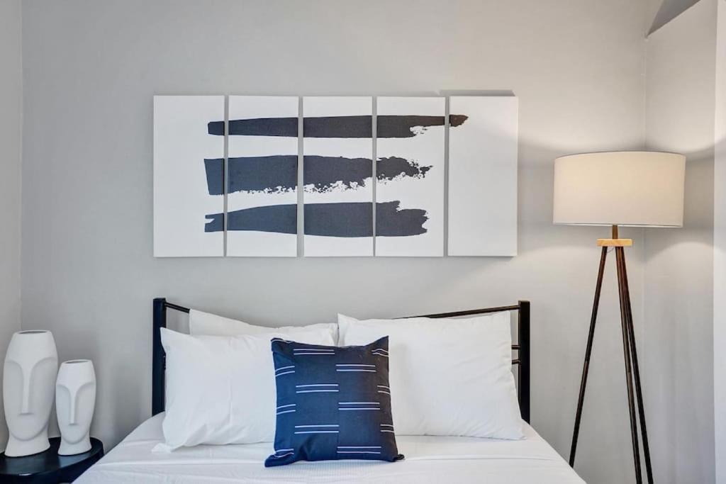 1 dormitorio con 1 cama con almohada azul en Rustic Retreats Spacious 1BR For 4 guests In The Heart of Fort Lauderdale, en Fort Lauderdale