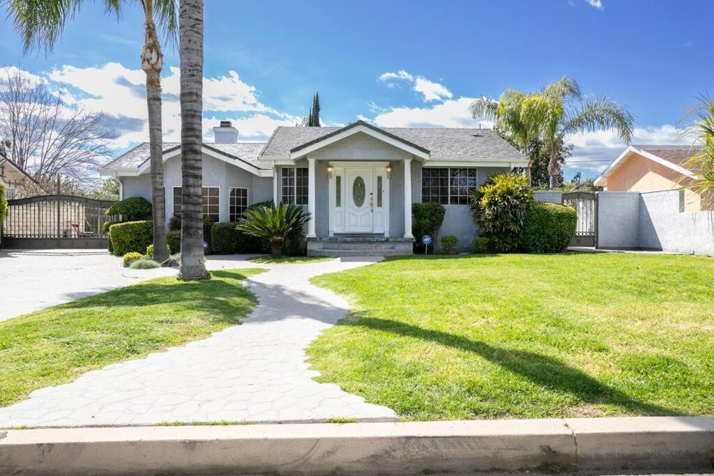 dom z palmą i podjazdem w obiekcie Beautiful Spacious Home w Los Angeles