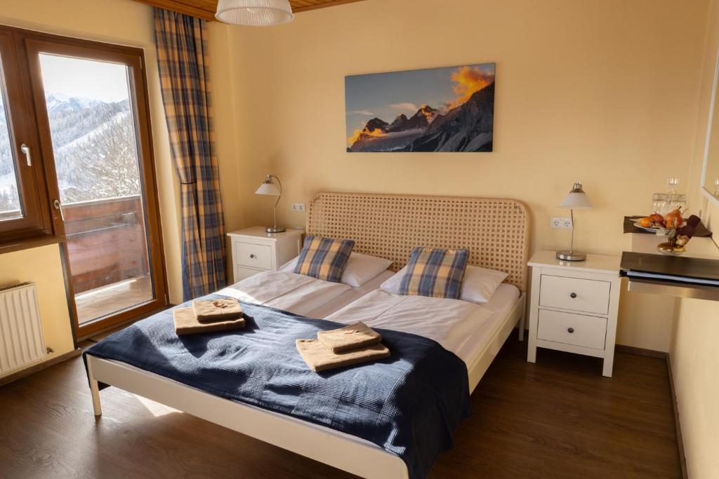 Un pat sau paturi într-o cameră la Pension Dachsteinhof