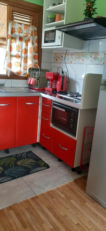 Kuchyň nebo kuchyňský kout v ubytování Bungalow Mangifera proche de la plage