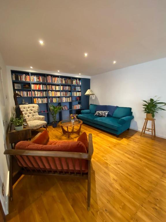 Coin salon dans l'établissement Modern 1BD Farmhouse-Style Flat - Dalston!