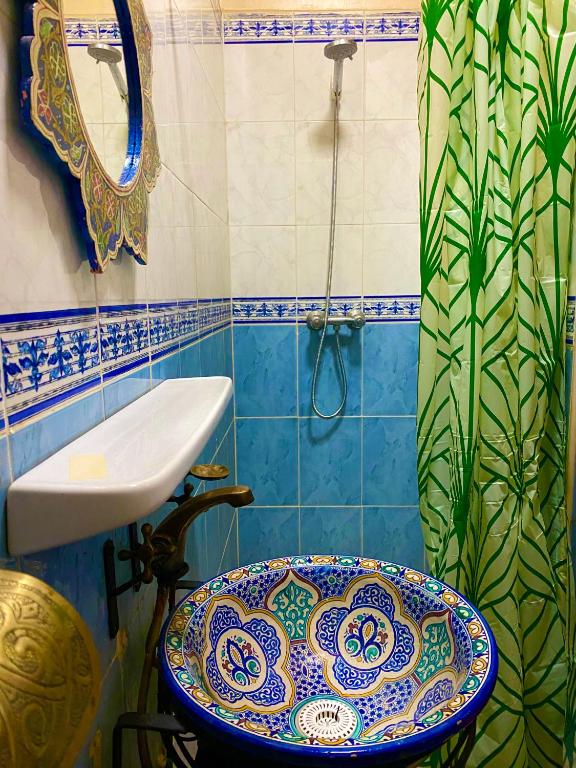 Koupelna v ubytování Riad Atlas logement entier privé avec jacuzzi au cœur de Marrakesh entire accommodation