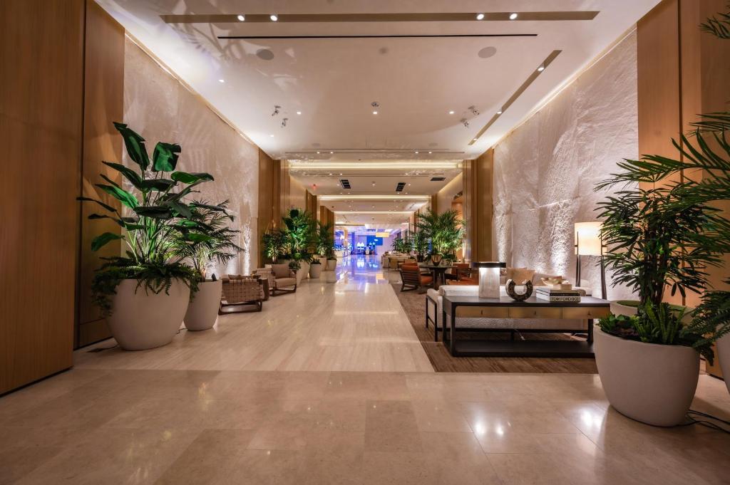eine Lobby mit Topfpflanzen an den Wänden in der Unterkunft Durango Casino &amp; Resort in Las Vegas