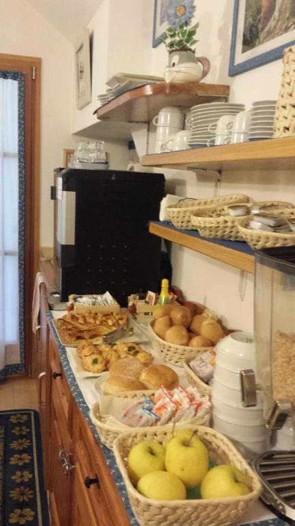 Jedlo v ubytovaní bed & breakfast alebo blízkom okolí