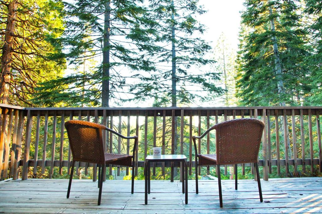 2 sillas y una mesa en un porche en Cedar Ridge Retreat Lake Almanor en Lake Almanor