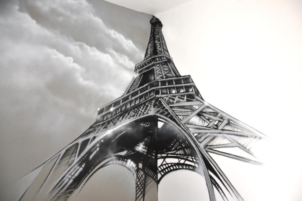a black and white photo of the eiffel tower at Beatrice et Emmanuel Meublé Eiffel in Paris