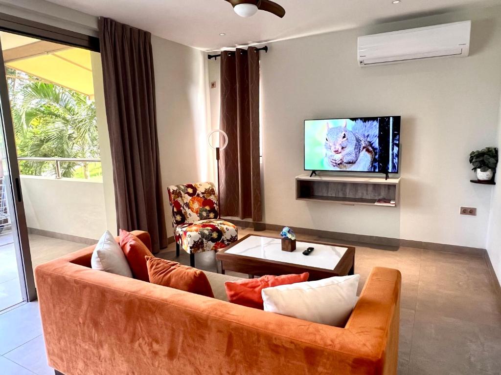 TV a/nebo společenská místnost v ubytování Xanadu Apartments at Blue Bay Golf & Beach Resort