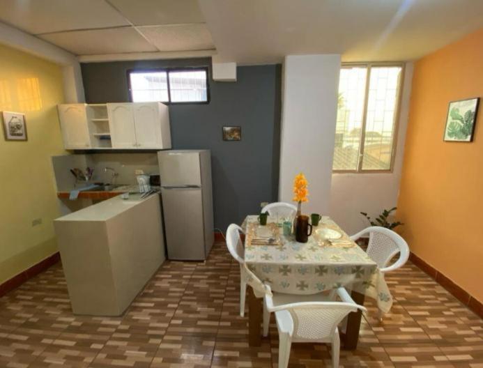 cocina con mesa y sillas en una habitación en Encantador departamento en Garzota, en Guayaquil