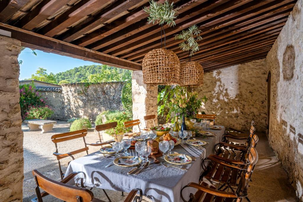 - une salle à manger avec une table et des chaises dans l'établissement Domaine de Valloncourt, à Cheval-Blanc