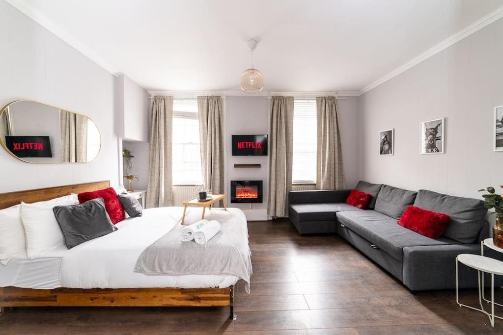 salon z łóżkiem i kanapą w obiekcie [Covent Garden-Oxford street] Central London Studio Apartment w Londynie