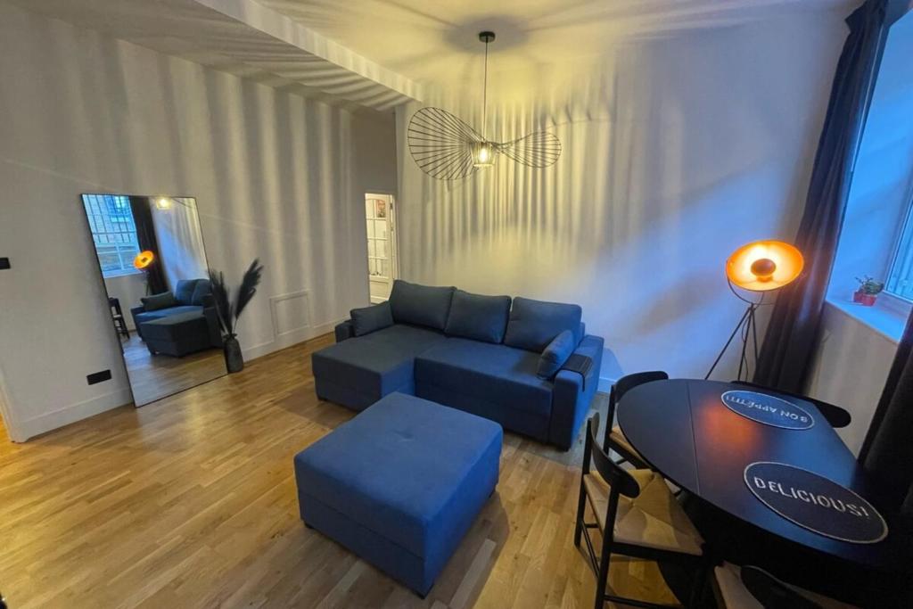 a living room with a blue couch and a table at Spacious 1BD Flat - Next to Richmond Riverside! in Richmond