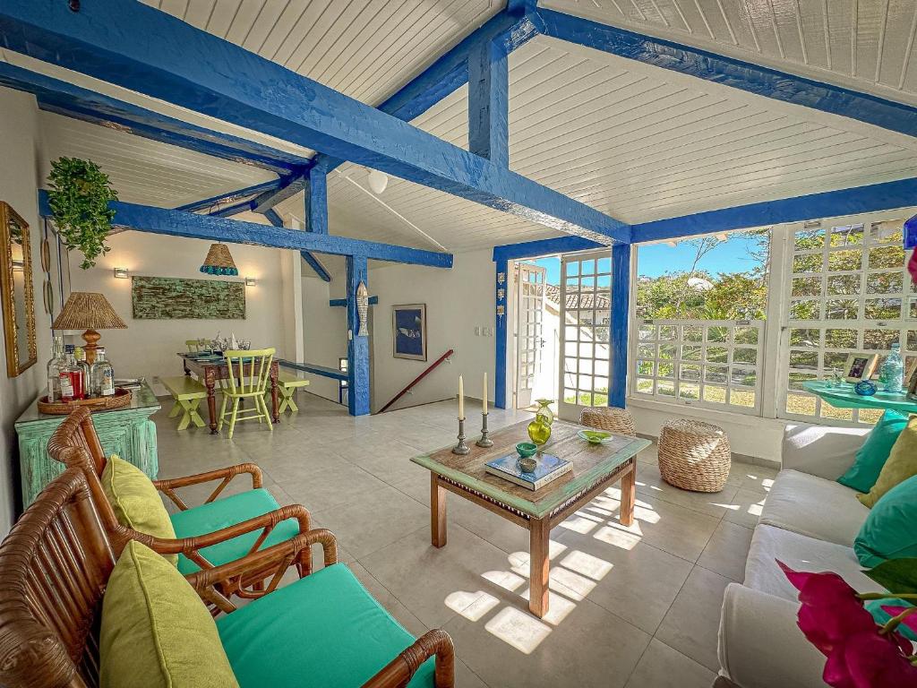 uma sala de estar com um sofá e uma mesa em BZ61 Casa com Piscina a 50m da Praia da Ferradura em Búzios
