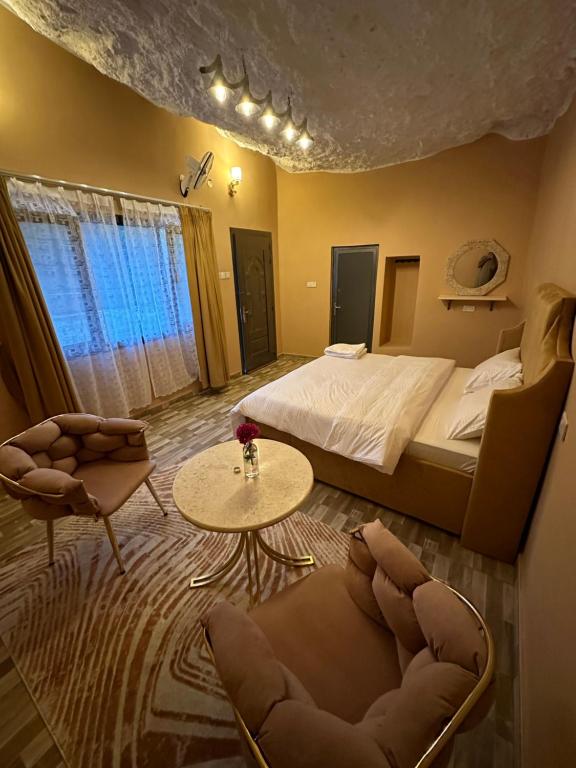 Postel nebo postele na pokoji v ubytování Tilal Al-Qattara