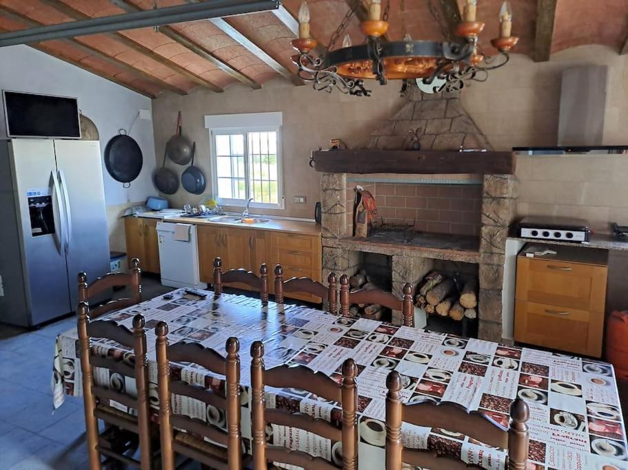 cocina con mesa, fogones y nevera en Casona El Lavador de Tazona, en Tazona