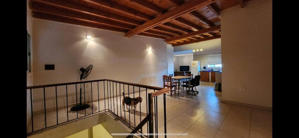 sala de estar con escalera y comedor en Duplex Moreno en Santiago del Estero