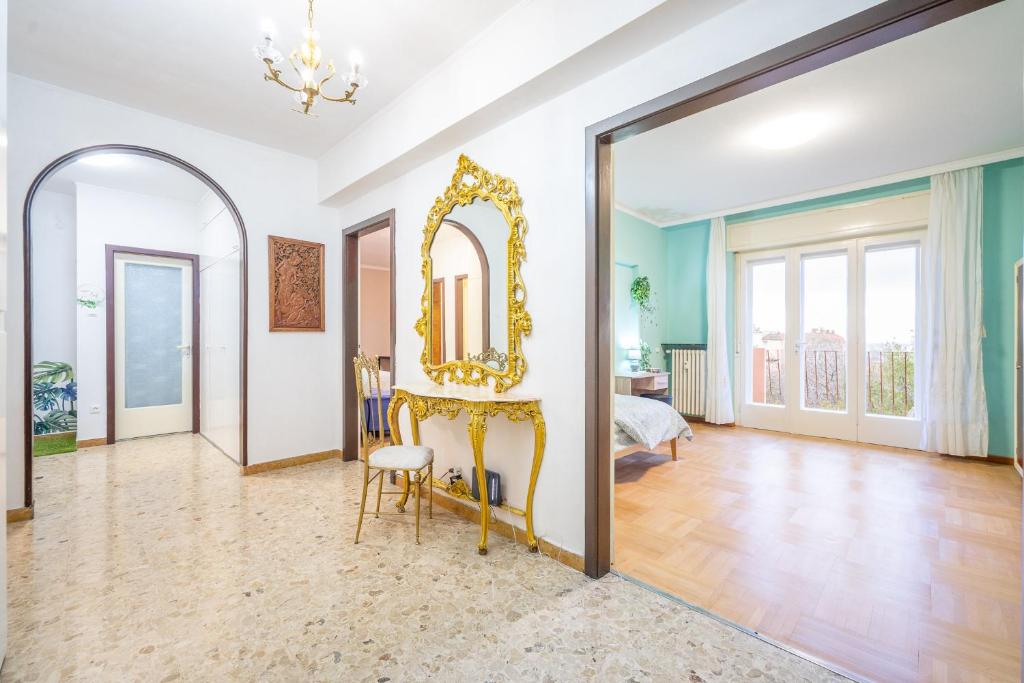 um quarto amplo com um espelho e uma cama em Orlando Home em Trieste